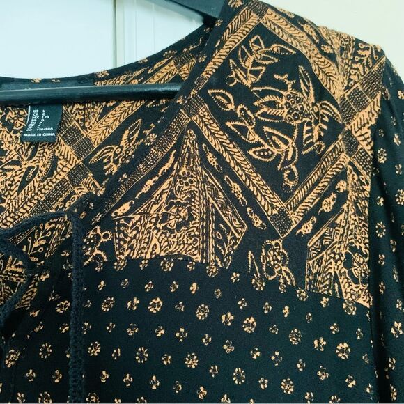 Forever 21 Black & Gold Long-Sleeve Flowy Luce Up Dress | Size: L - Picture 3 of 6